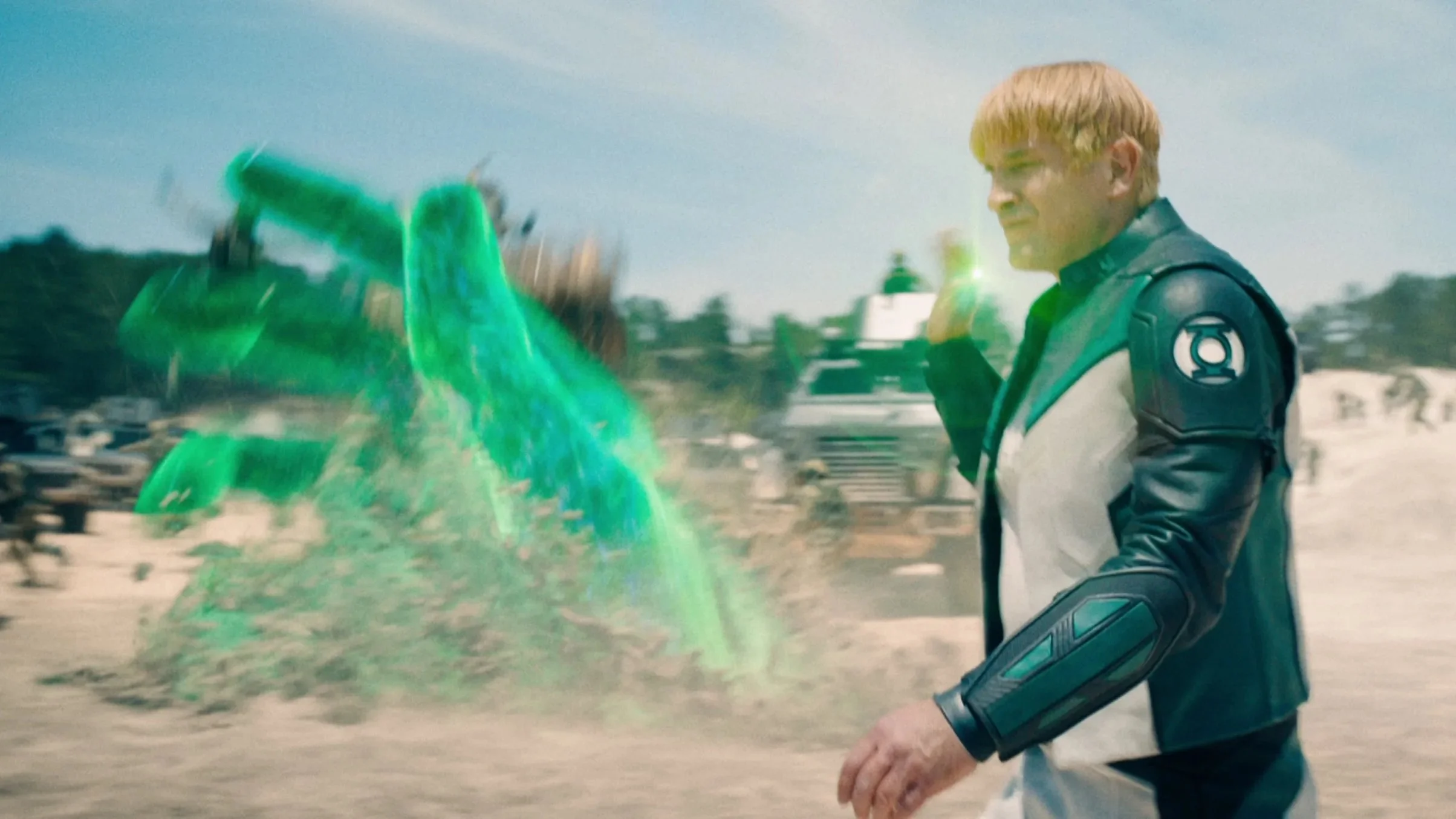 Guy Gardner by Nathan Fillion is letting bombs folding and depositing swalder in the lanterns of the HBO
