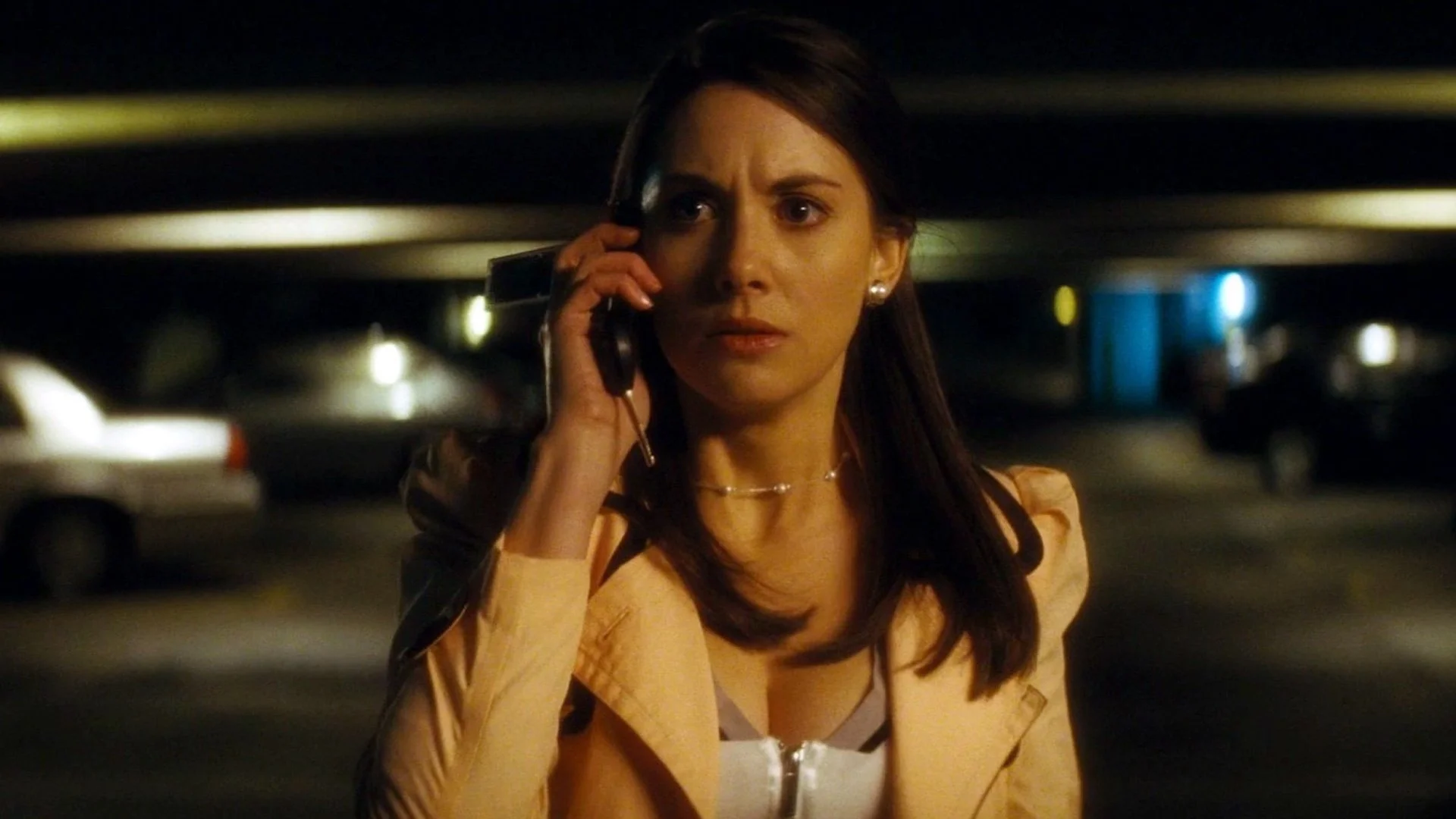 Alison Brie thinks the current era of SCREAM allows too many characters to survive; But he says killing Dewey was a big mistake