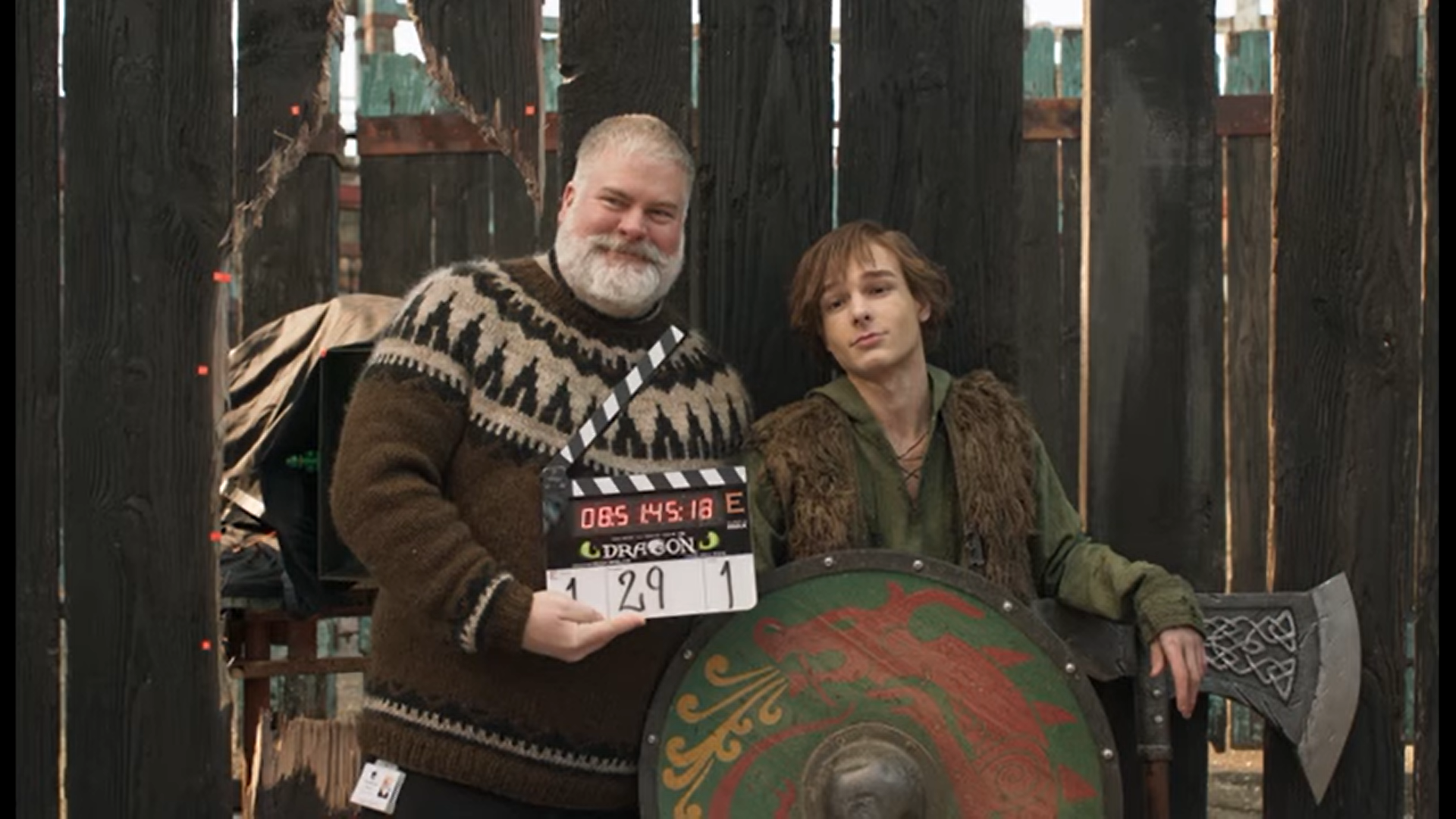 The video gives fun behind the scenes, watch how to train the dragon of the Bavaglio of the Dragon