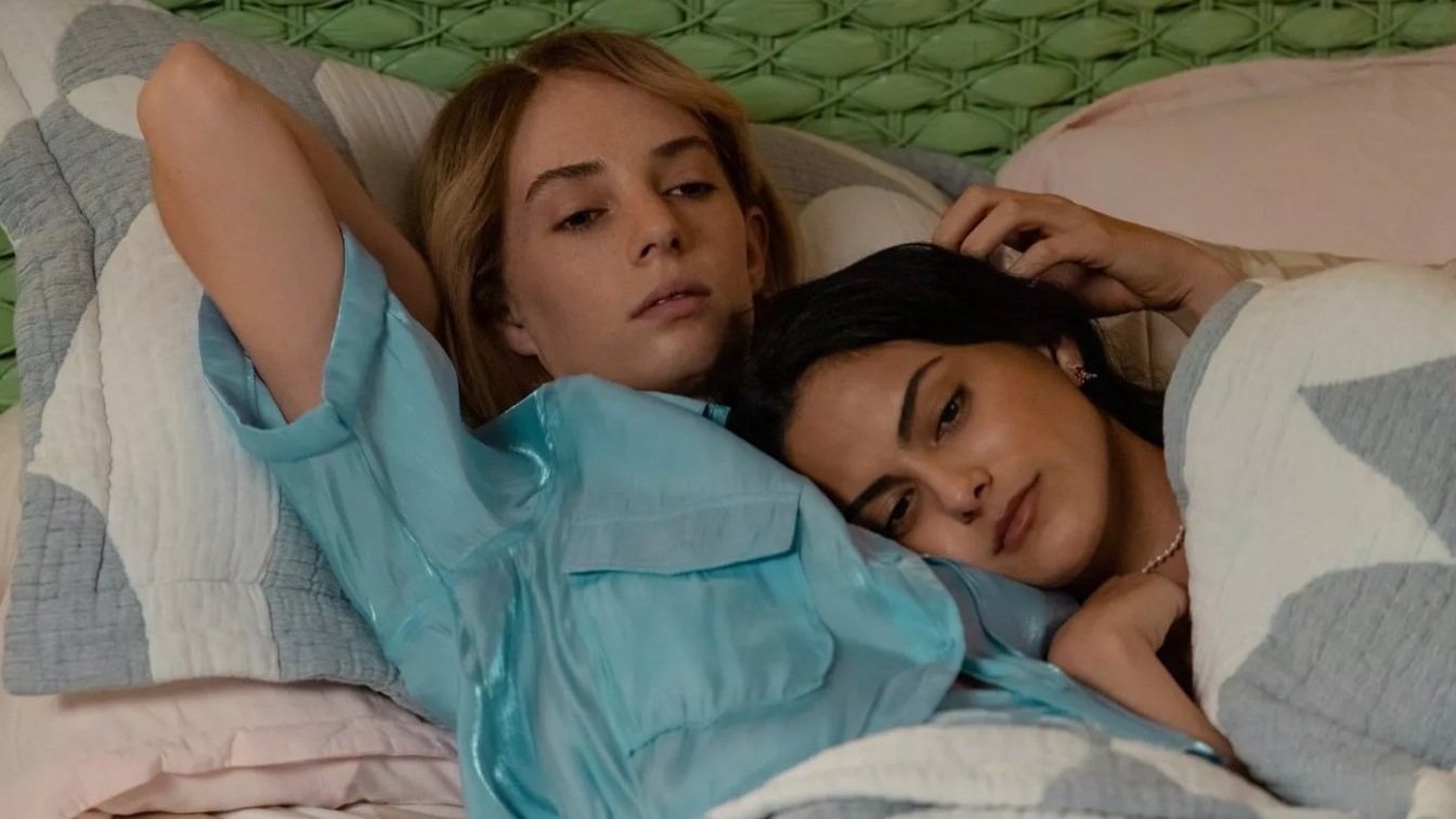 Maya Hawke and Camila Mendes star in the first teaser of the Netflix comedy DO REVENGE
