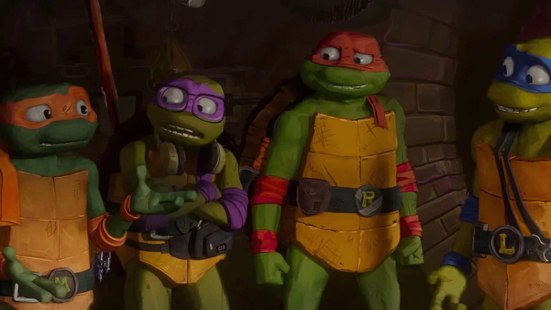 Включи новых черепашек. Черепашки-ниндзя погром мутантов эйприл. Черепашки ниндзя погром мутантов 2023. Черепашки ниндзя фото четверых у стены. Включи новых черепашек.