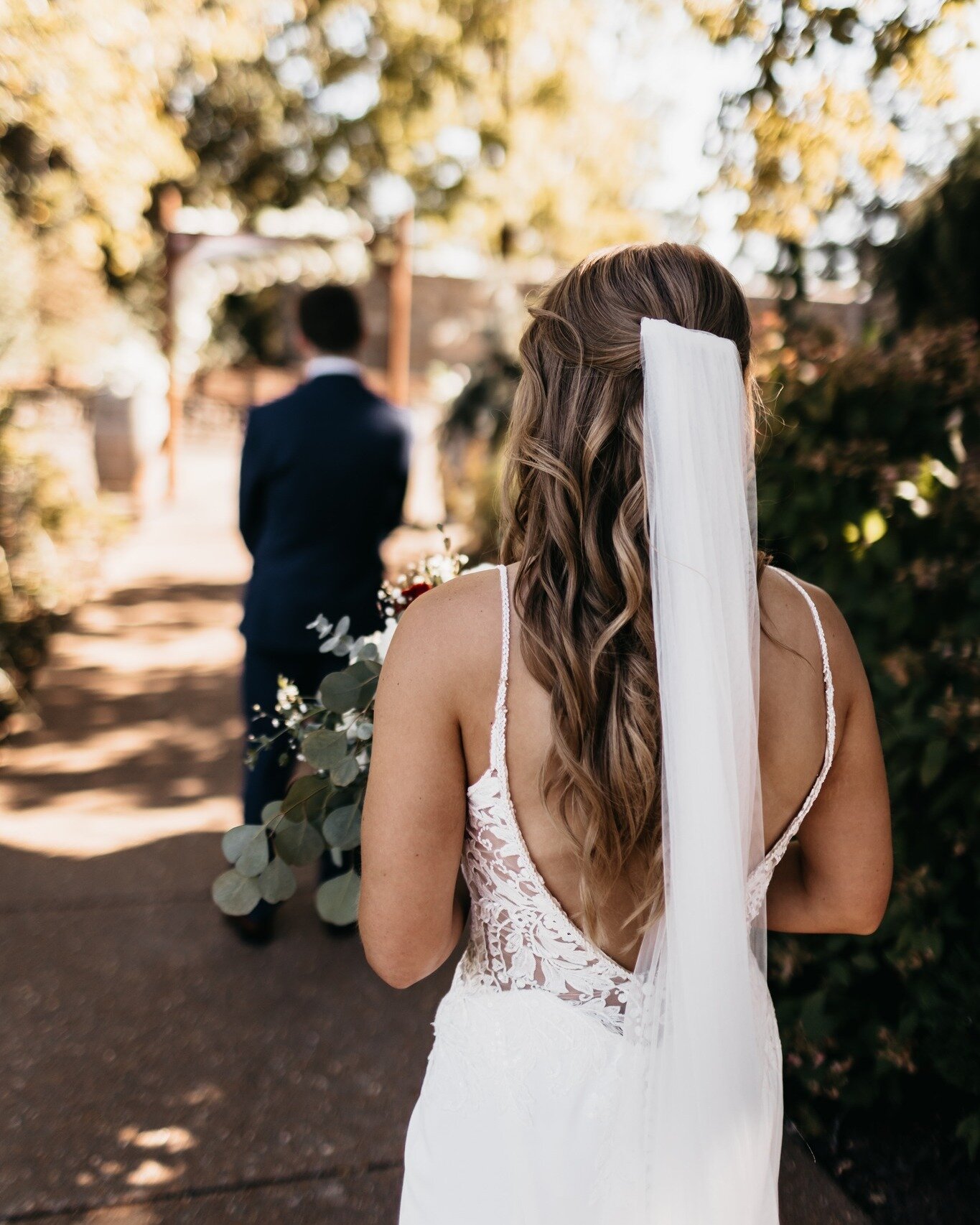 Some of our favorite ✨First Look✨ perks...👇

💍 Helps calm nerves before the ceremony - you'll see each other in a more intimate space which helps calm that anxiousness and usually means a more genuine reaction too.😉

💍 Allows for more alone time 