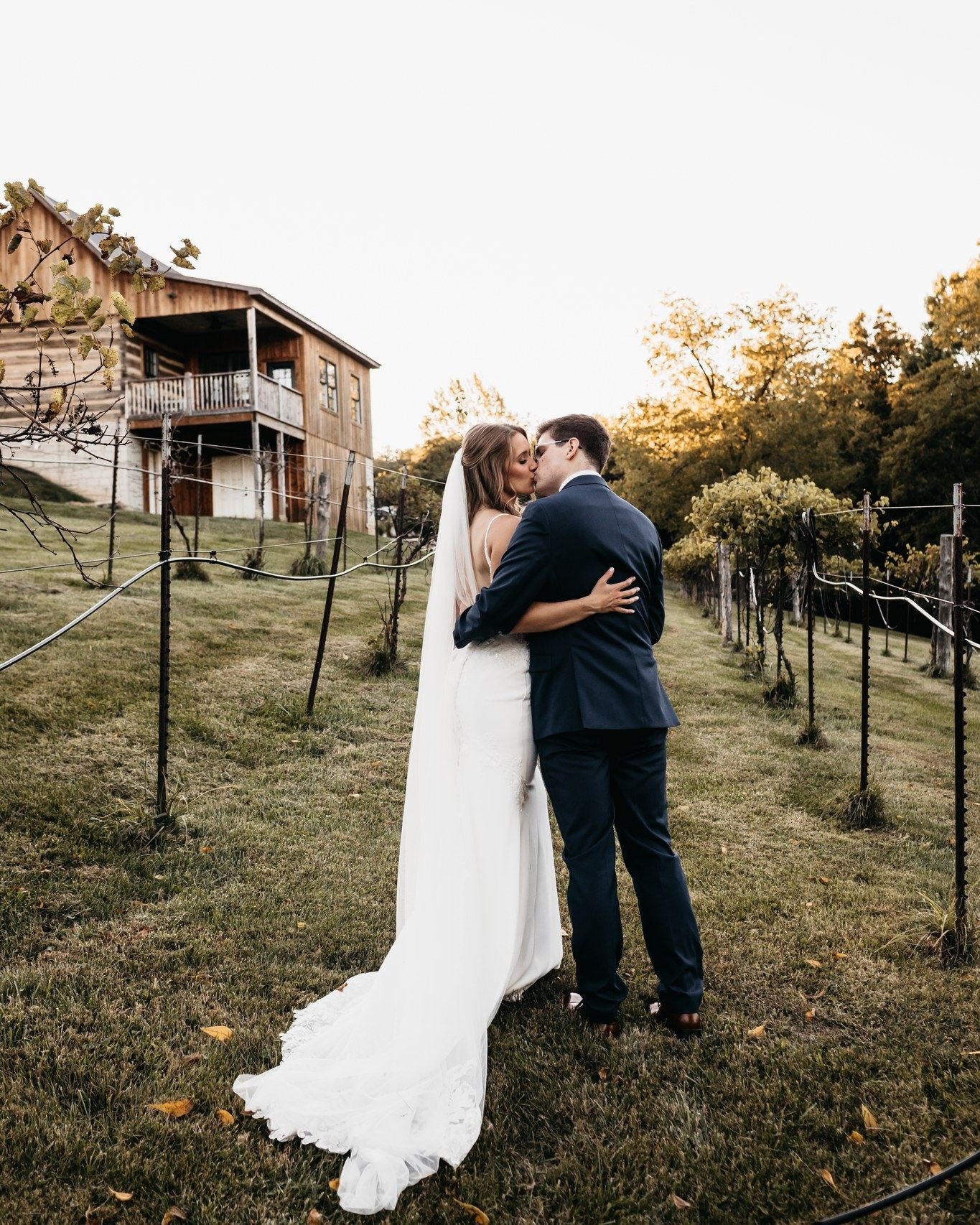 Did you know.. just below Haue Valley's bridal suite are grape vines?🍇 Gives that romantic, elegant vineyard feel don't you think?💫

❤️Meet the Vendors❤️
Wedding Photographer: @jessandjennphotography
Wedding Day Caterer: @2mikescatering
Wedding Bar