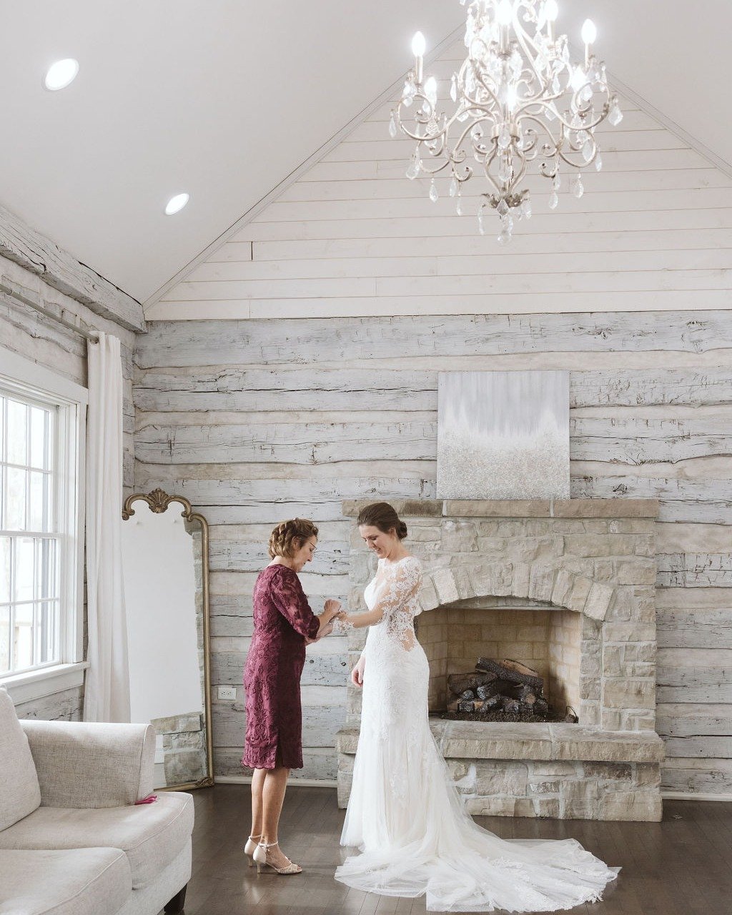 ✨👰Getting Ready Tips for the Big Day👰✨

1️⃣ Create a Chill Timeline:🕚 Add extra time for surprises to keep stress low. 
2️⃣ Hire Pros:💄 Let hair &amp; makeup pros pamper you.
3️⃣ Wear Comfy:🤗 Choose easy-off attire for fuss-free prep.
4️⃣ Snack 