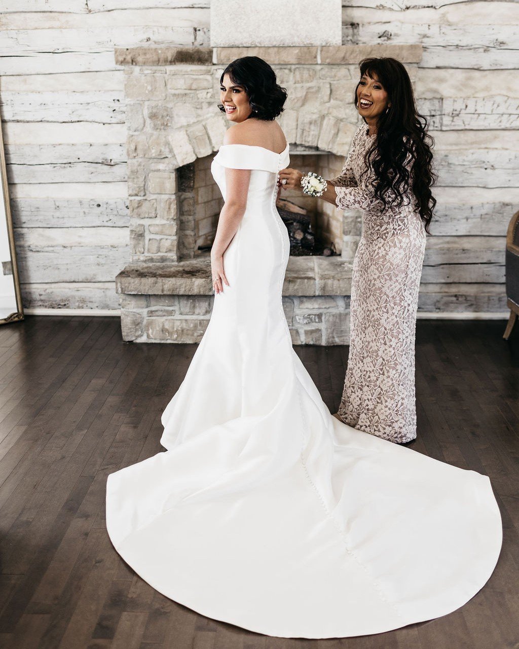 How about this wedding dress?!😍 Such a ✨CLASSIC✨

💍St. Louis Wedding Vendors💍
Wedding Photographer: @jessandjennphotography
Wedding Day Caterer: @grazecatering
Florist: @rootandrelic
Cakes/Sweets: @sarahscakeshop
Dress Shop: @sincerelyyoursbridals