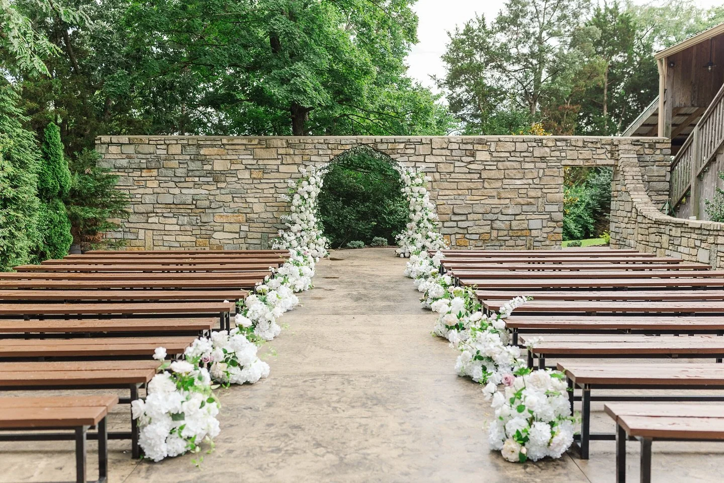 We need a moment for this ceremony decor. 😍😍 

 
🌸Wedding Vendors🌸
Photographer: @PureSonicPro
Venue: @HaueValley
Officiant: @Big_Show_Productions
DJ + Videographer + Photo Booth: @ApplauseWeddings
Catering: @2MikesCatering
Florist: @PetalsAndBel