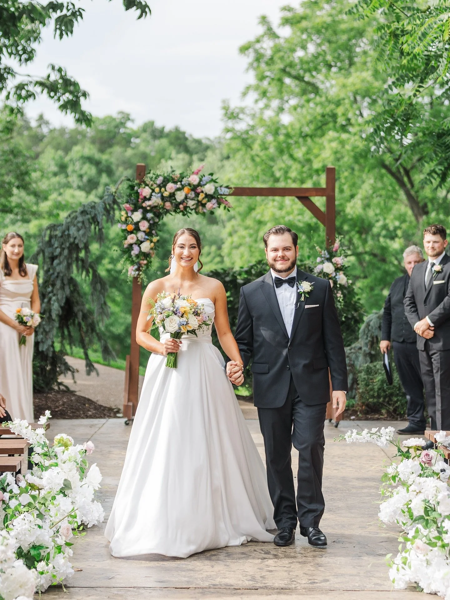 ✨Wedding Ceremony Tip✨

After the ceremony, take a moment on your way back down the aisle to pause and celebrate.🥂📸

It&rsquo;s the perfect time for a fun &ldquo;just married&rdquo; photo op you&rsquo;ll always treasure.💍

🩵Wedding Vendors🩵
Phot