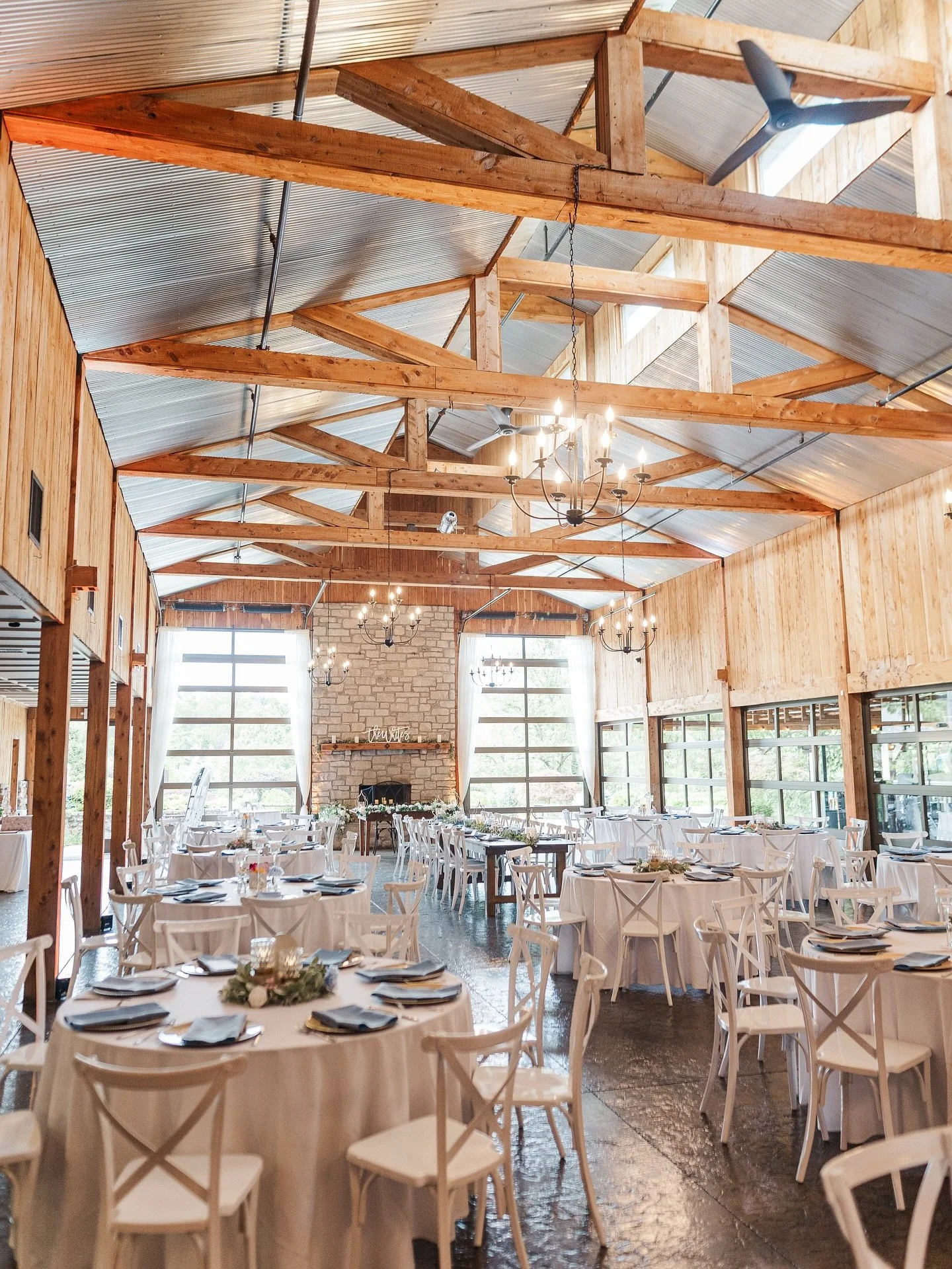 👉 Let&rsquo;s talk wedding reception table decor

From the sweetheart table to the head table to guest tables &mdash; figuring out the look can feel like a lot.

We&rsquo;re here to make it easier:
✨ Over 3,000 decor pieces available on-site (yep, f