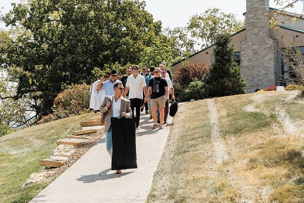 The boys are&nbsp;officially&nbsp;back in town&nbsp;😎🍻&nbsp;

The &ldquo;Game Day&rdquo; groom photos are taking over wedding albums &mdash; candid, cool, and totally unposed.

Would your groom go for this vibe or keep it classic? 👇

💍Wedding Day