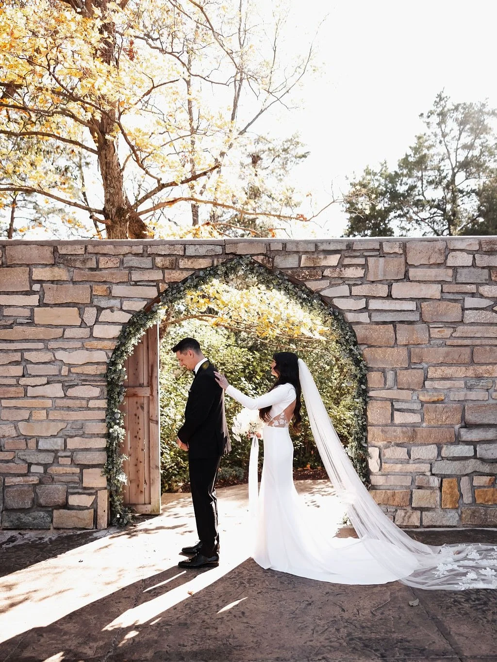 A first look isn&rsquo;t just about the photos, it&rsquo;s about the moment.✨

Your wedding day moves fast&hellip; like blink-and-it&rsquo;s-over fast.
That&rsquo;s why so many couples choose a first look. A quiet moment together before the ceremony,