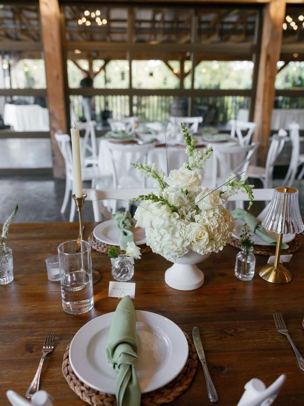 Now this is main character tablescape. 🤌

Soft greens, layered textures, and warm candlelight come together in the most effortless way. Timeless, intentional, and quietly elevated.

💍Wedding Day Vendors💍
Wedding Photographer: @jenniferwahlbrinkpho