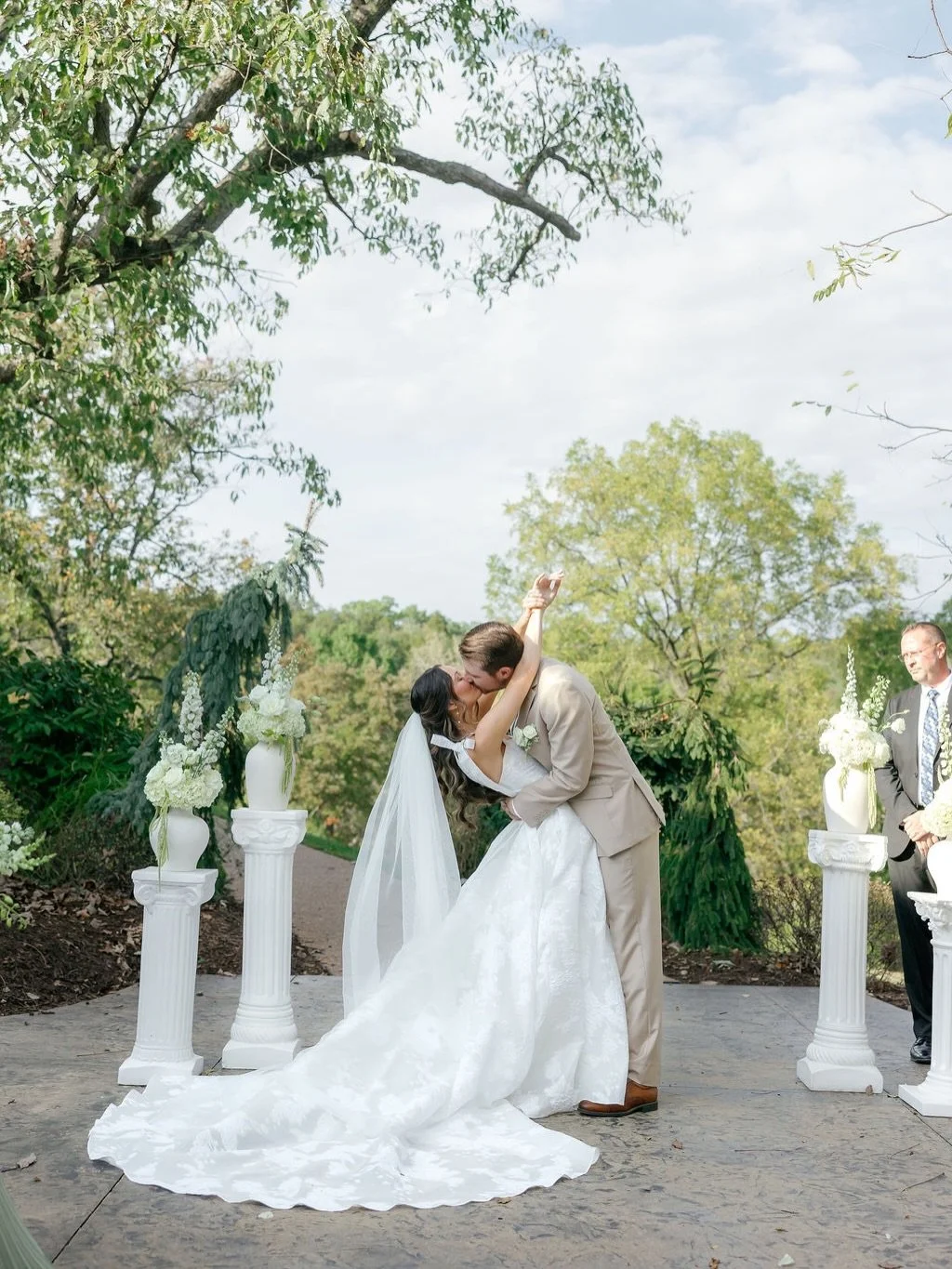 A dreamy outdoor wedding ceremony, straight out of a fairytale.✨

❤️Wedding Vendor Team❤️
Wedding Photographer: @jenniferwahlbrinkphoto
Wedding Venue: @hauevalley
DJ: @millenniumstl
Wedding Day Caterer: @pappyssmokehouse
Bar Service: @hauevalley
Phot