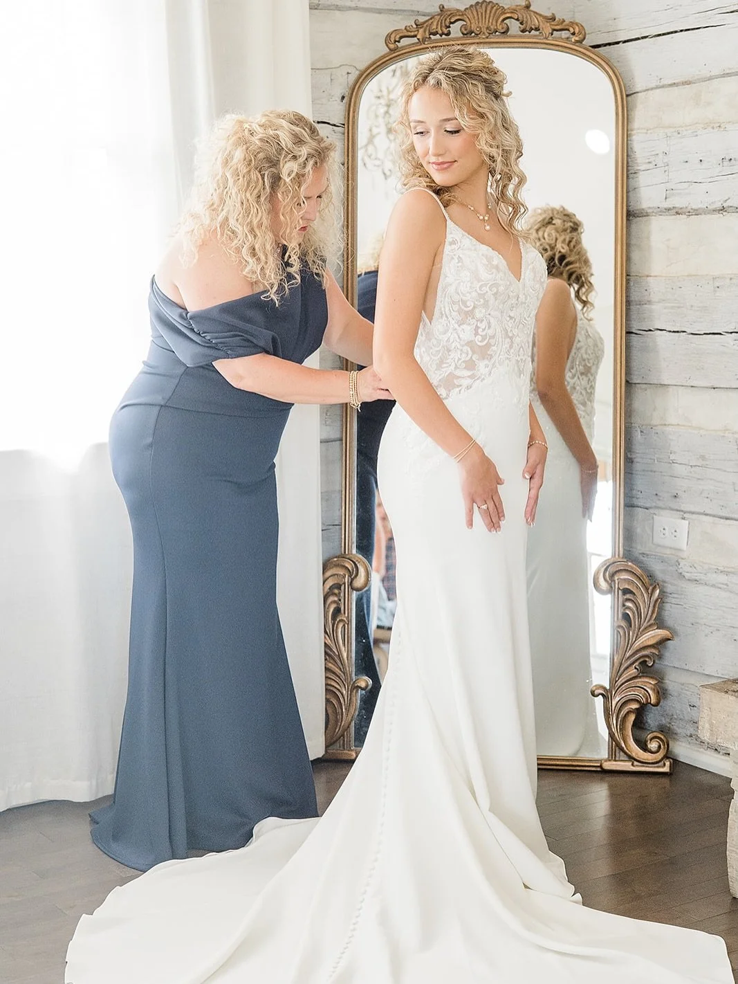 Wedding morning ✨glow✨

🤍Wedding Day Vendors🤍
Photographer: @BlacktieWeddingsandEvents
Wedding Venue: @HaueValley
DJ/Band: @EliteProDJ
Catering: @2MikesCatering
Florist: @FlowerLabSTL
Sweets: @CelebratingLifeCakes
Hair + Makeup: @EyeDoSTL

#wedding