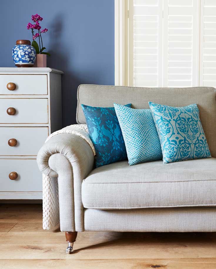 Kingfisher-turquoise blue with cream or navy, these silk cushions are made in the UK (photos George Baxter - http://www.georgebaxterphotography.com/)