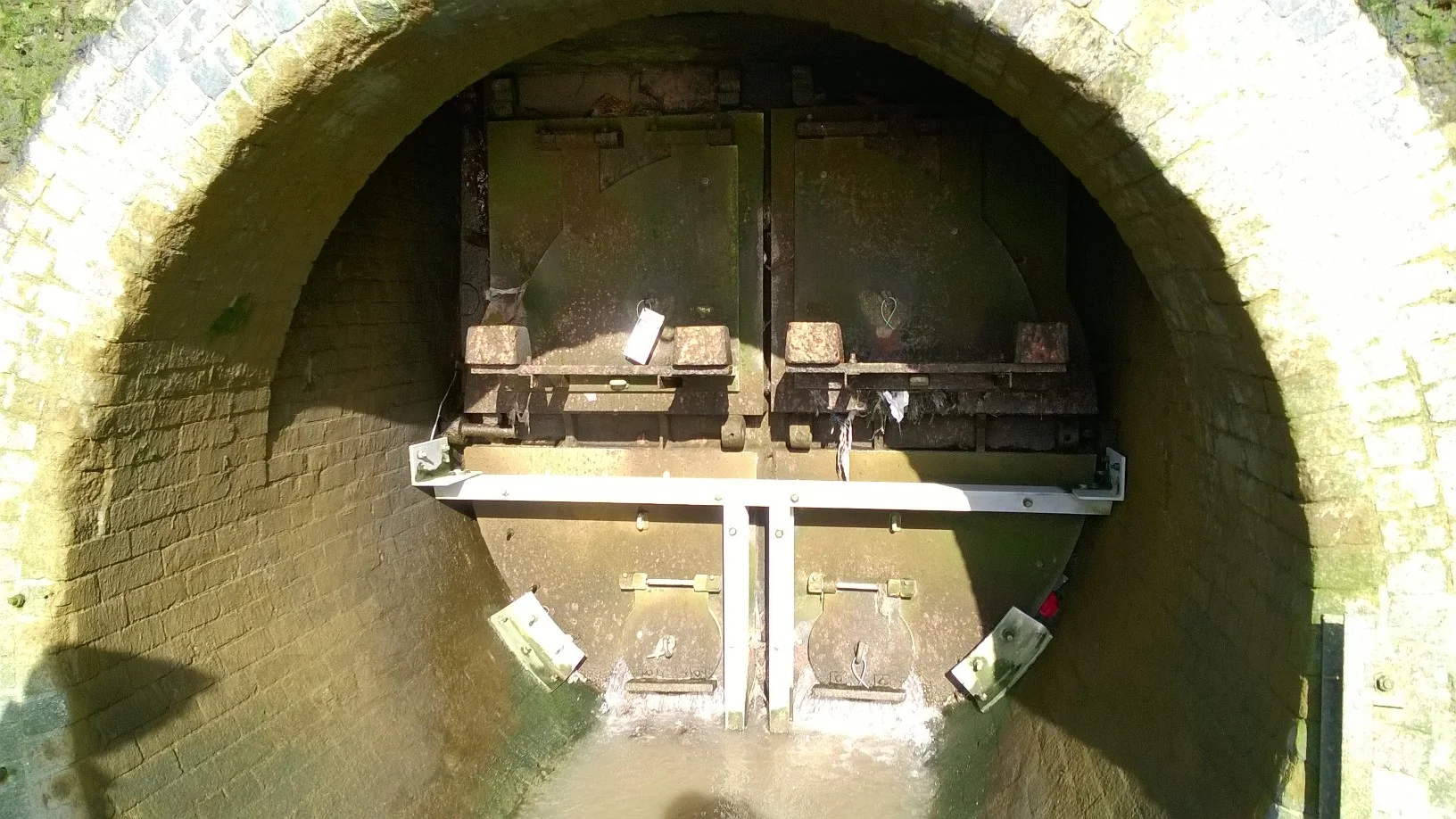 Narrow St Victorian Sewer Outfall Old Flap Valve.jpg
