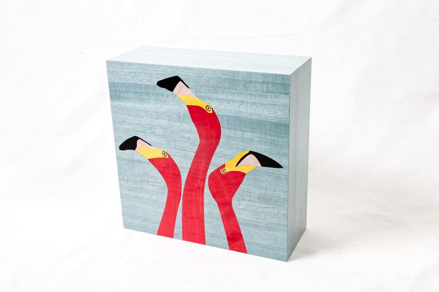 A flamboyance of flamingos strutting their stuff in their finest plumage!
.
Made in blue dyed birch veneer and stunning pink figured sycamore veneer from @mundyveneer .
.
Jewellery box with wooden lift-out cross dividers 24cm wide x 24 cm deep x 9cm 