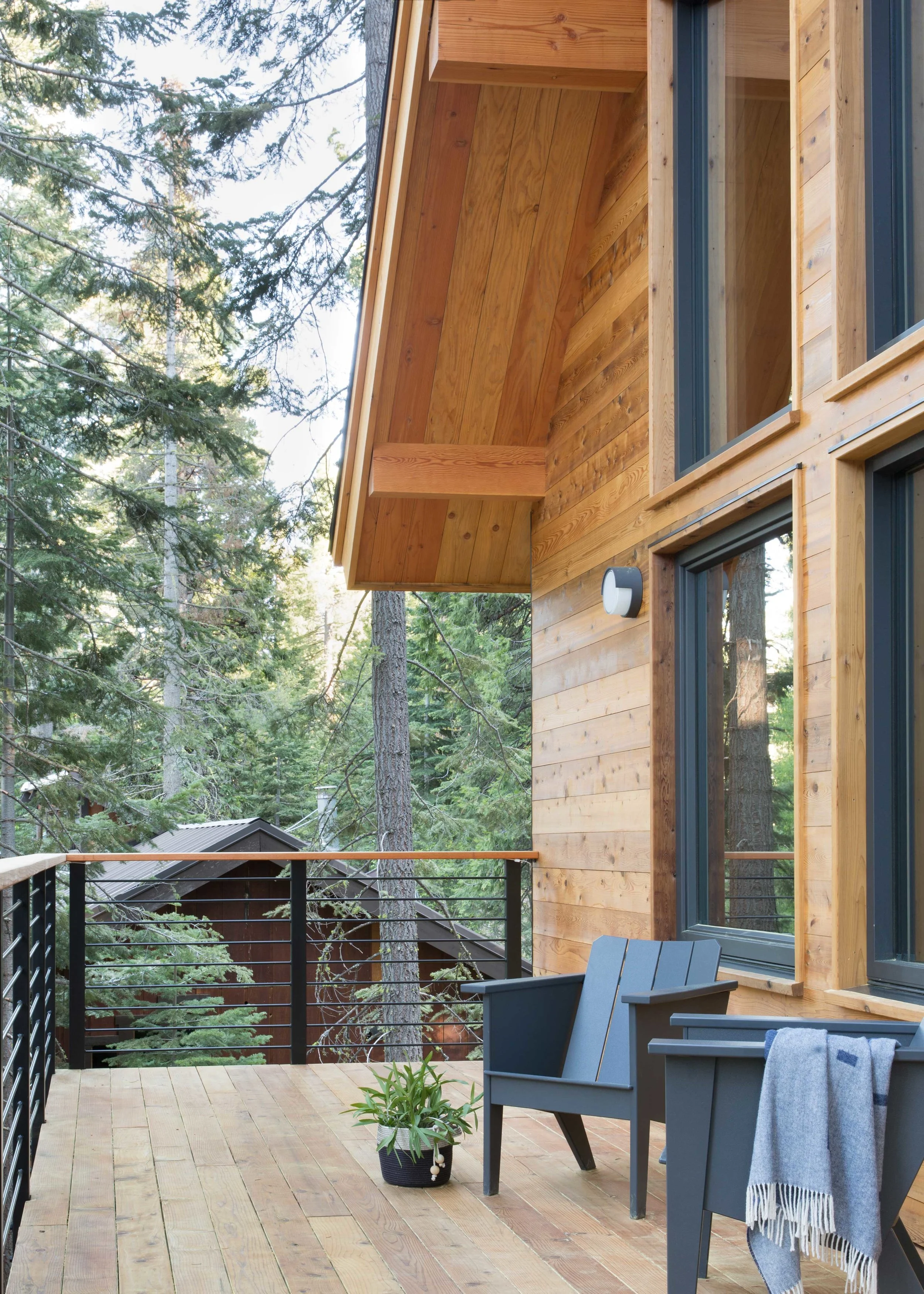 21_RBD_WOODSY-TAHOE-CABIN - EXTERIOR-FRONT-PORCH.jpg