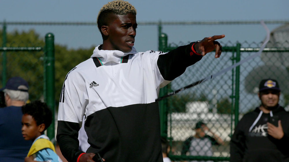  Luis Sinco / Los Angeles Times  Gyasi Zardes teaches youths in his hometown of Hawthorne about futsal, a mini version of soccer. 