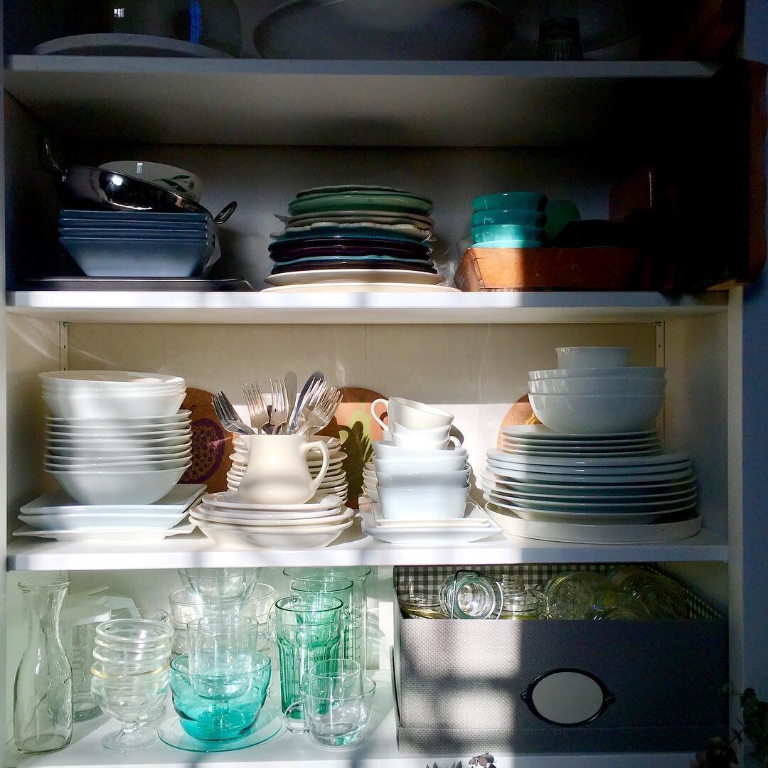 Morning light. Sometimes being up earlier has its advantages. 😜 Enjoy your Monday. May it be filled with sunshine and pretty dishes. 😁 #mondaymotivation #naturallight #workingfromhome #flashesofdelight #theeverydayproject #instalove #dontquityourda