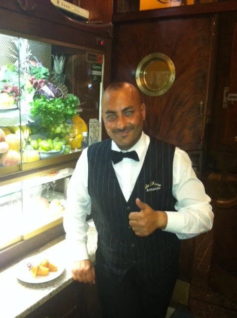 The waiter who knows the capitals