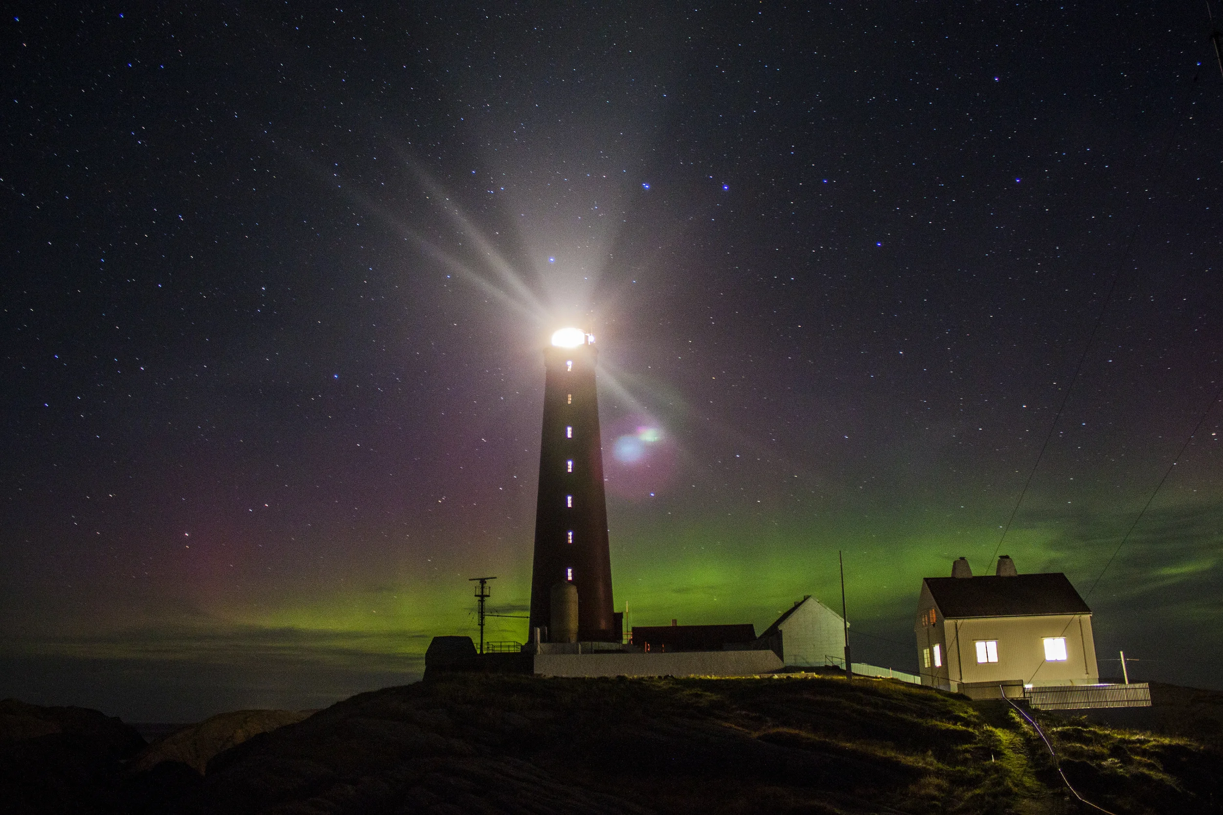 Natt+nordlys+Utvær+fyr-1.jpg