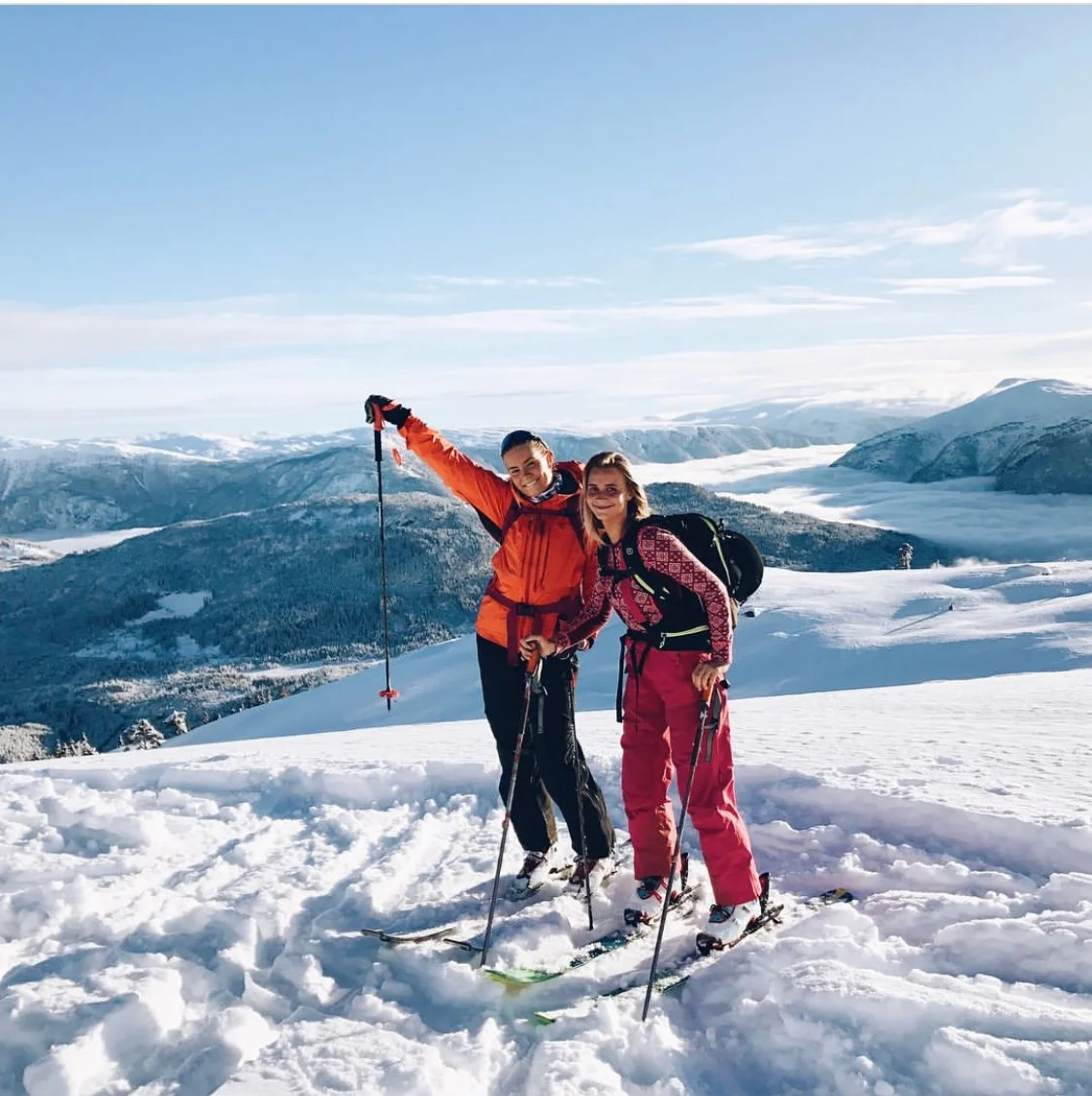 Her har vi Sigrid og My som er elever på linja Ski og klatring på toppen av Heggemyrane/ Sogn skisenter!