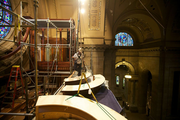 Rigger Sam Hartshorn prepares the upper entablatures for the second lift.