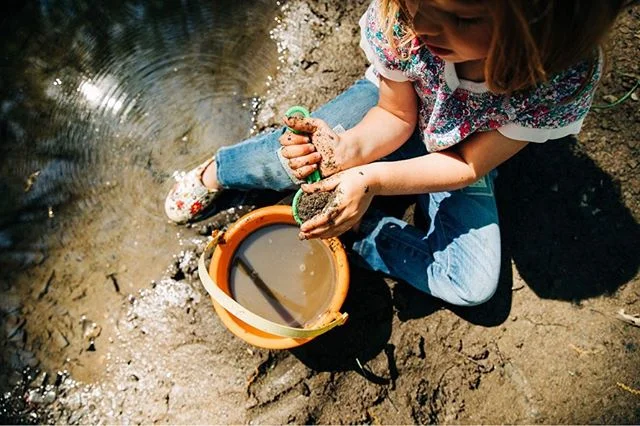 Let them play in the mud 😍

#letthembelittle #bornwild #optoutside #wildchild #intothewoods #clevelandfamilyphotographer #clevelandlifestylephotographer