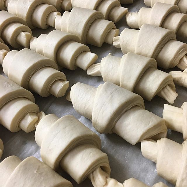 Sunday is a great day for one of your favorite #BlueOven wood-fired breads, croissants, keto bread and we can’t wait to help you pick out a new favorite at the @hydeparkfarmersmarket and @findlaymarket today! Come see us! #shoplocal #greatdayforbread #farmersmarket #cincinnati #lovewhatyoudo #ketobread #ketouprising