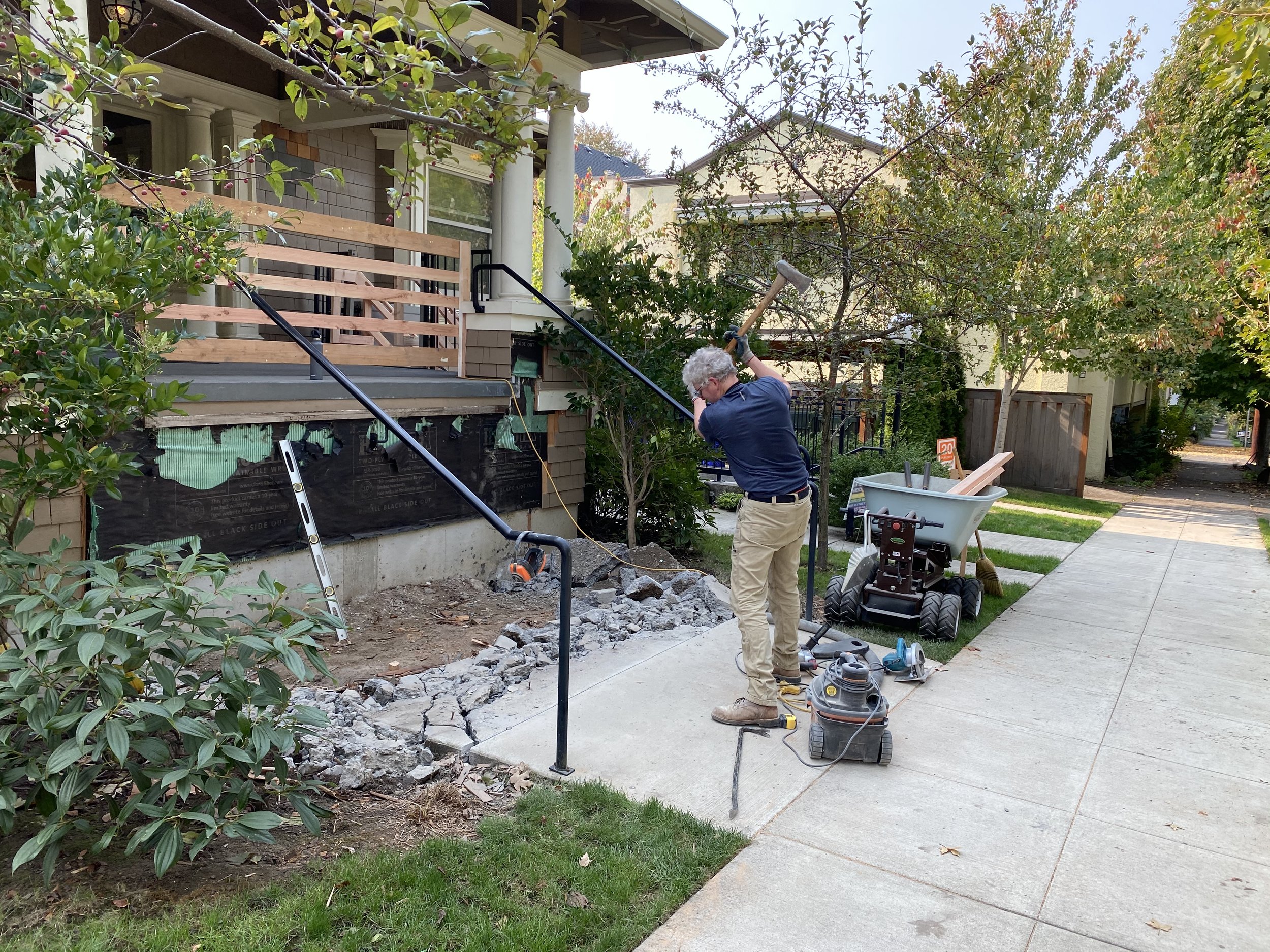 20201007 preparing for new front stairs#1.jpg