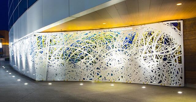 10,000 lbs of stainless steel  lit up at the @chase_center 
Artwork by @adam5100 
Fabrication and installation by @chambersartdesign