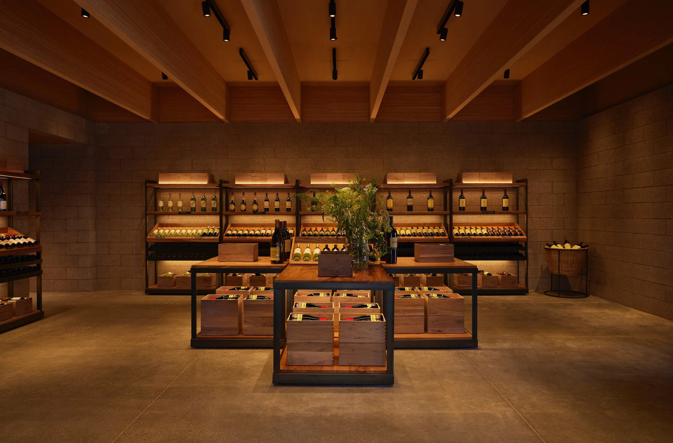 CAYMUS RETAIL SHELVING 