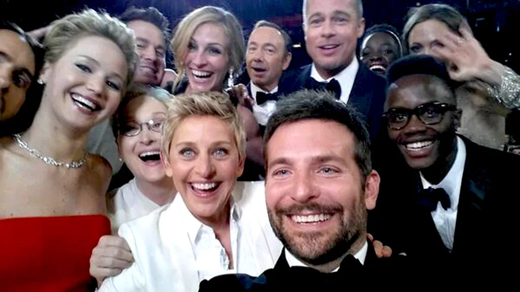 If only Bradley's arm was longer. Best photo ever. #oscars