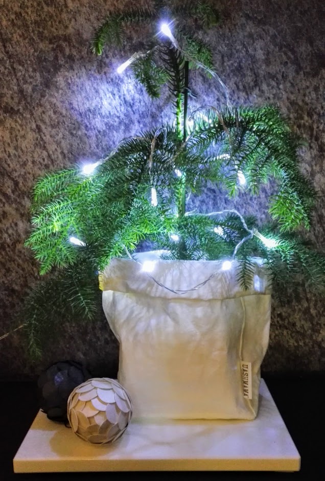 Trendikäs huonekuusi sopii luomaan joulutunnelmaa myös pieniin koteihin.