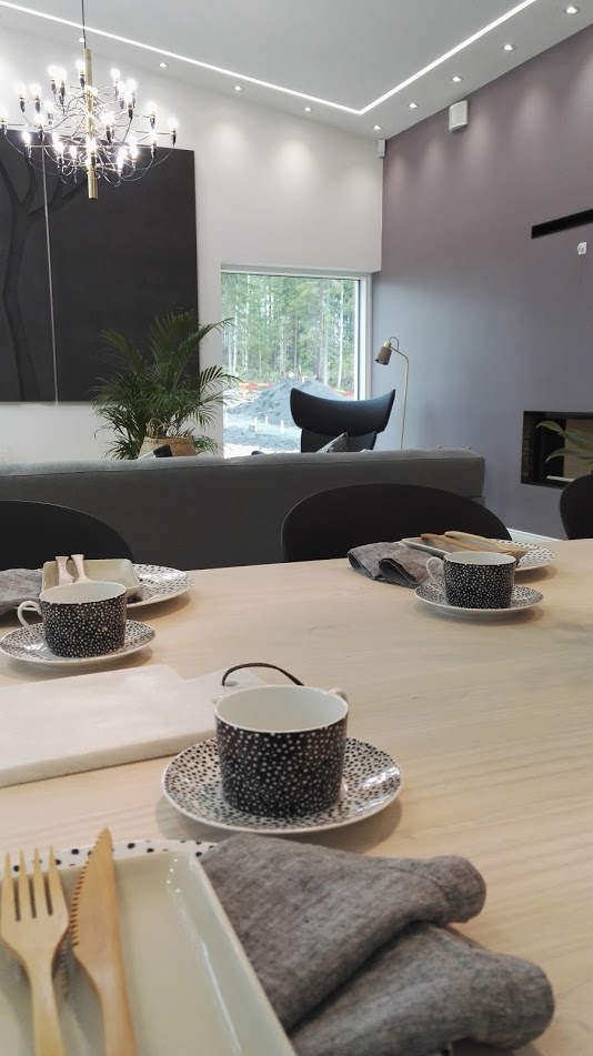 Olohuoneen katseenvangitsijana näyttävä Flos 2097/30-riippuvalaisin.