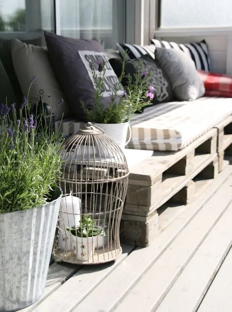 Jo muutaman vuoden eurolavat ovat olleet suosittuja DIY materiaalia terassin sohviin. Kuva: Pinterest