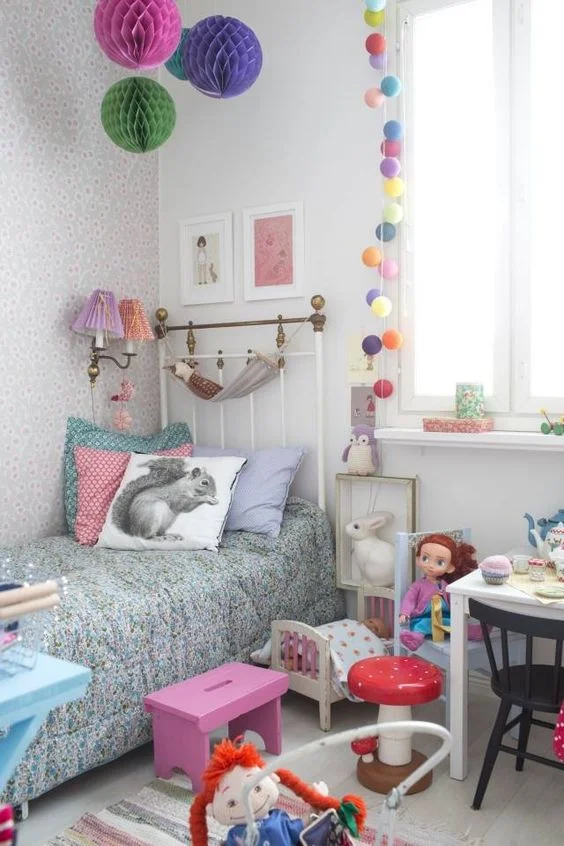 Lastenhuoneessa kalusteet tulisivat olla lapsen korkeudelle sopivat. Kuva: Pinterest