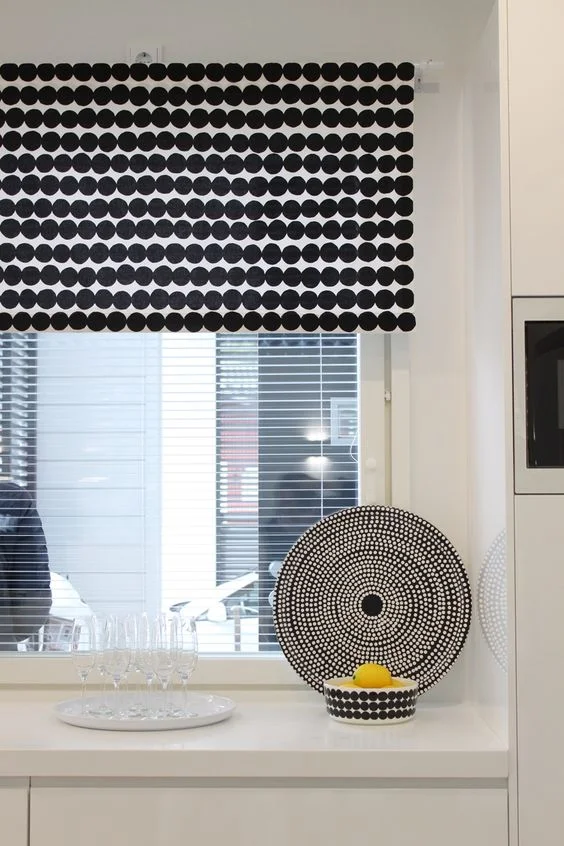 Tämä Marimekon Räsymatto kuosi toimii hienosti suorana kappana keittiön ikkunassa. Kuva: Pinterest
