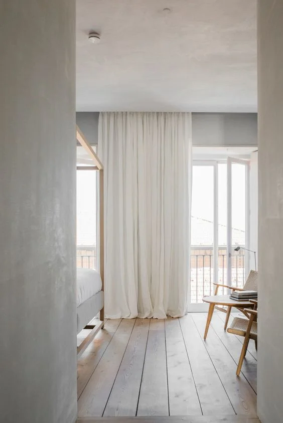 Ylipitkät ja kattoon asennetut verhot antavat tilalle korkeutta ja eleganttia ilmettä. Kuva: Pinterest