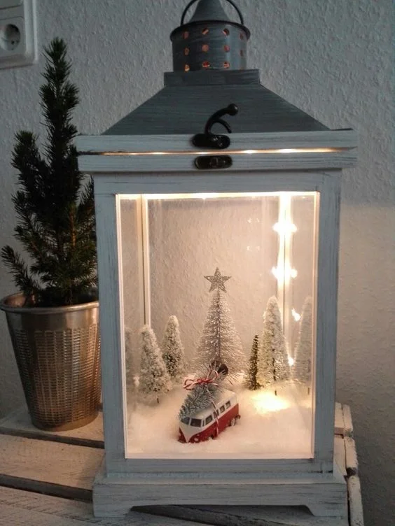 Minimaailma lyhdyssä on kaunis ja helposti toteutettava jouluinen sisustuselementti. Kuva: Pinterest