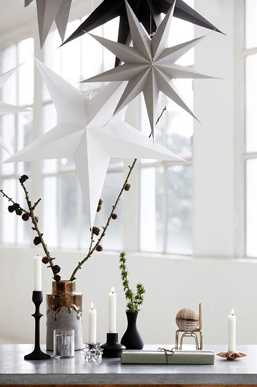 Kauniita joulutähtiä voi ripustaa useamman vierekkäin näyttäväksi kokonaisuudeksi. Kuva: Pinterest