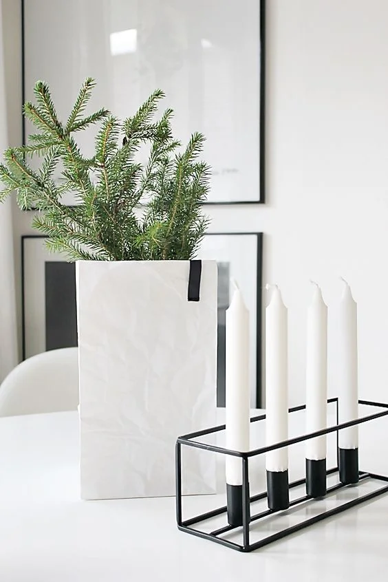 Yksinkertaisimmillaan joulua voi tuoda moderniin kotiin metsästä poimituilla havunoksilla. Kuva: Pinterest