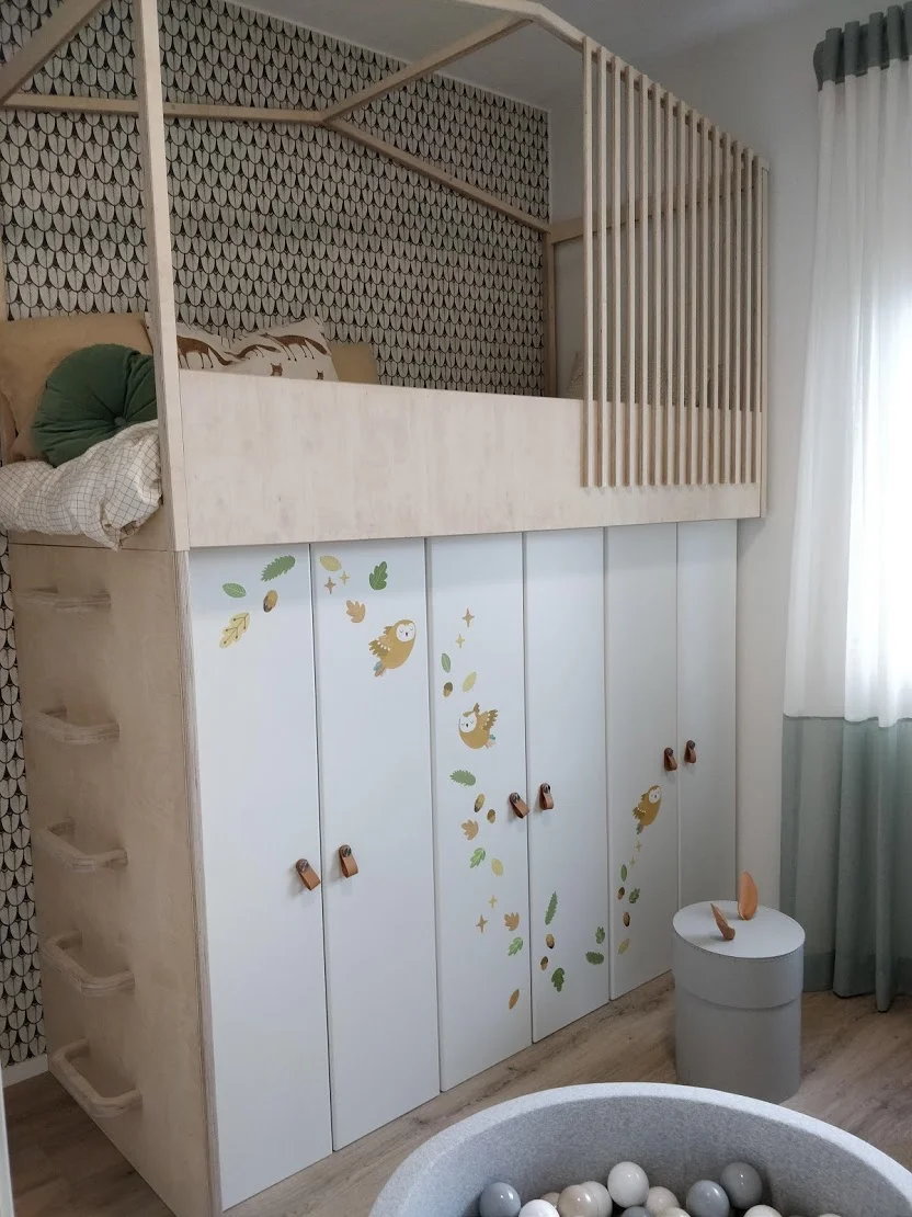 Parvisängyn alla on reilusti säilytystilaa.