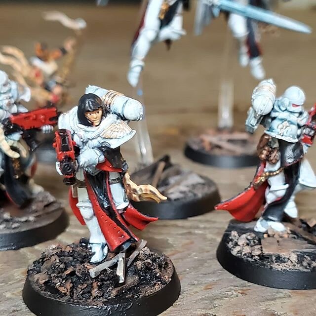 Painted up some sisters of battle for a friend. White is tricky. 
Can I have some heresy now please #deathtothefalseemperor

#warhammer40k #sistersofbattle #orderofthesacredrose #miniaturepainting #jetpacks #sosmol