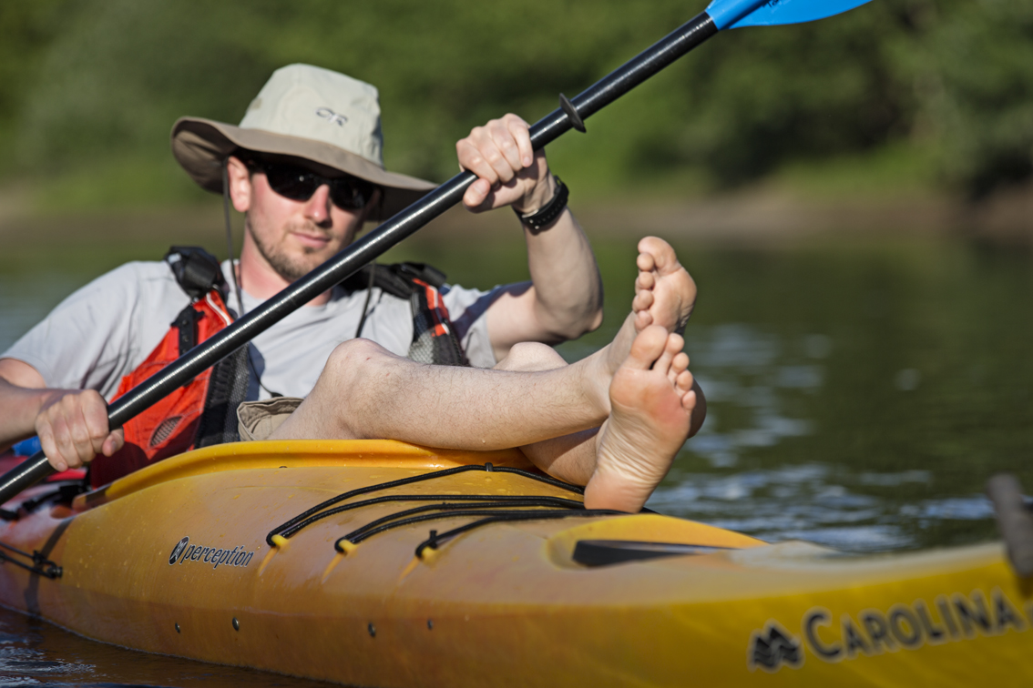 The relaxed paddling position.