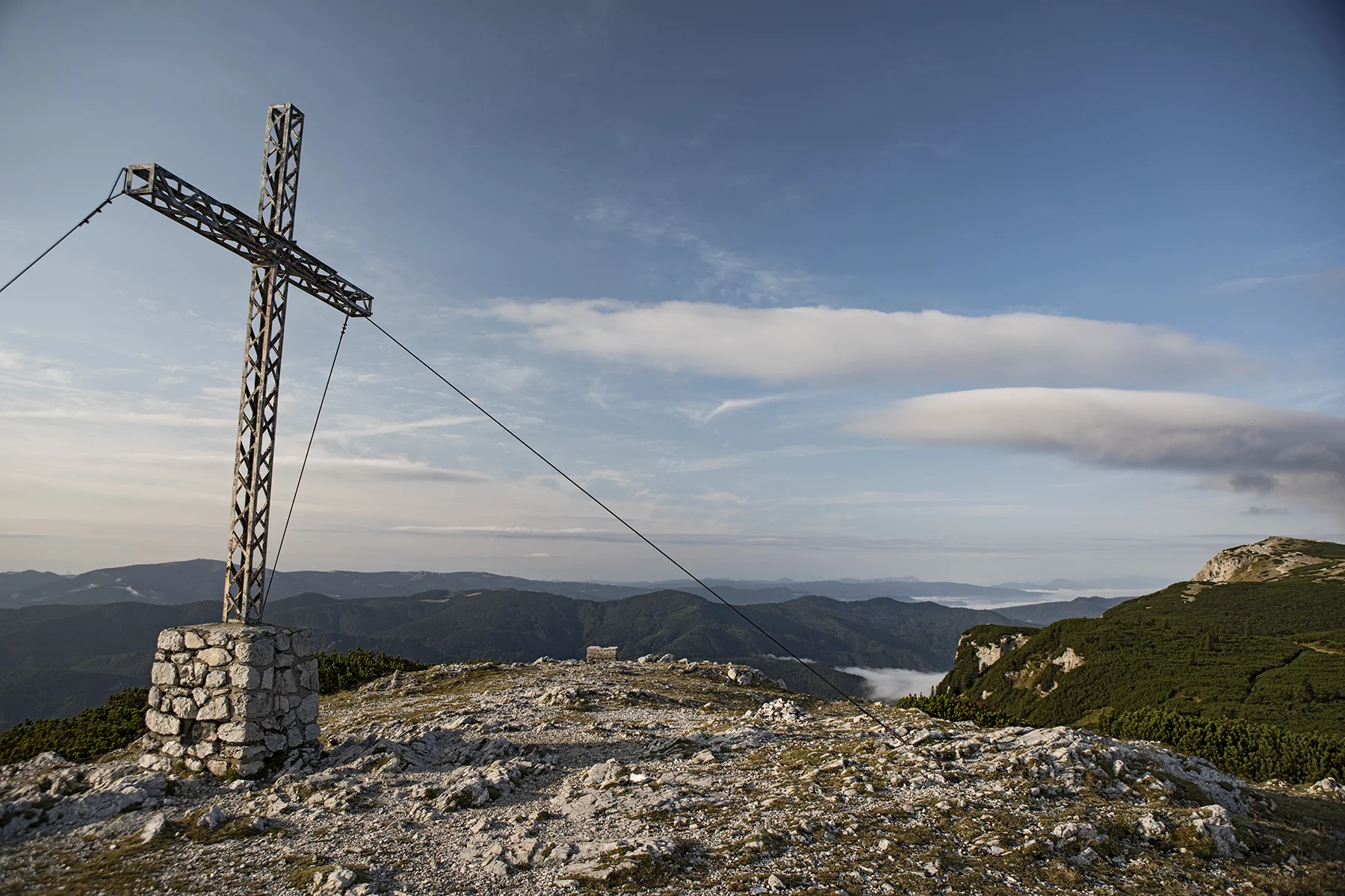 The iron cross at the summit of Jakobskogel ridge, behind Ottohaus.