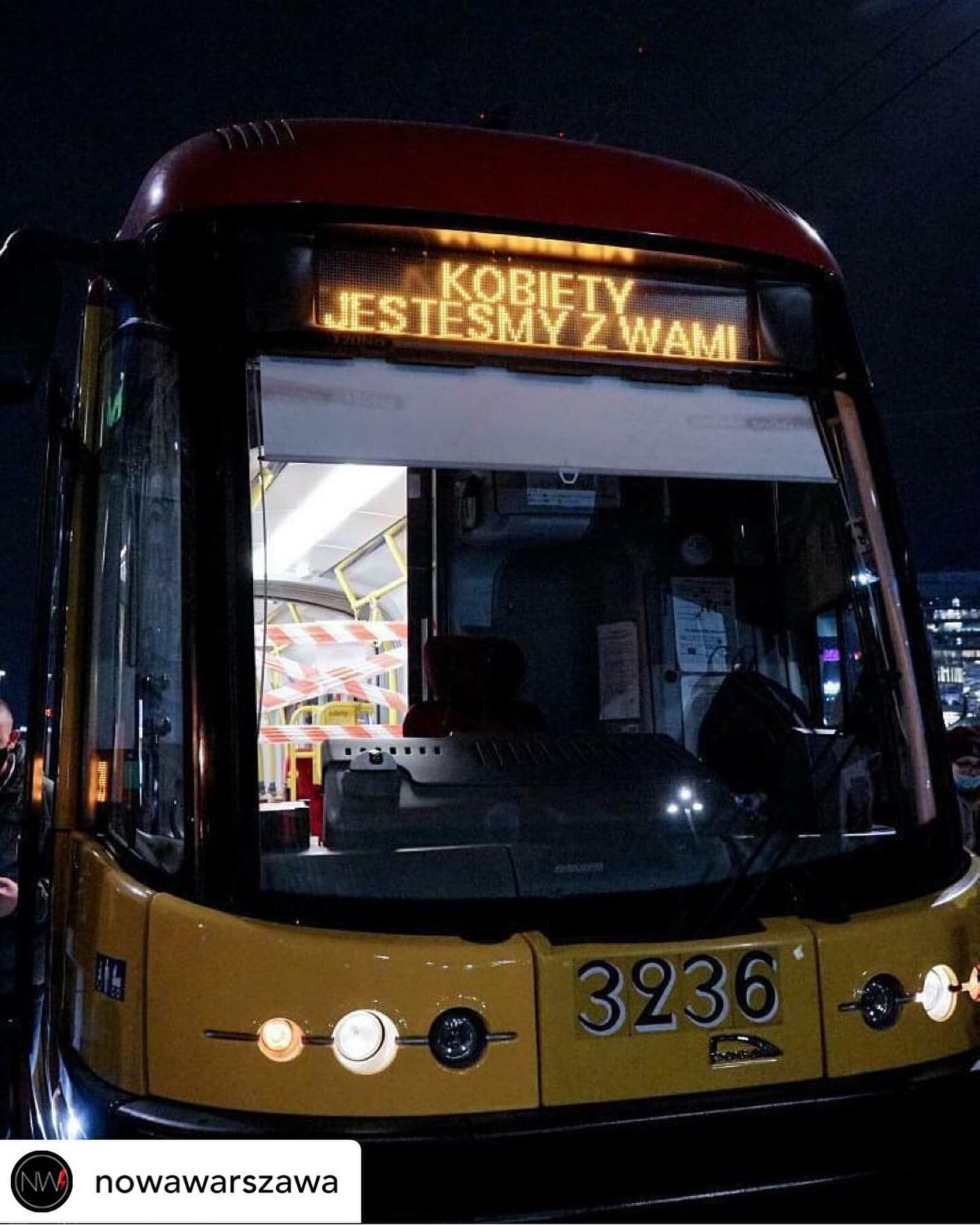 Posted @withregram &bull; @nowawarszawa REWOLUCJA JEST KOBIETĄ #StrajkKobiet ⚡😍 To się dzieje teraz! Tak ogrommego tłumu nie widzieliśmy dawno. Jesteśmy całym sercem z Wami! ❤️ Ogromne podziękowania dla autor&oacute;w zdjęć: @wencek_michal, @art_brz