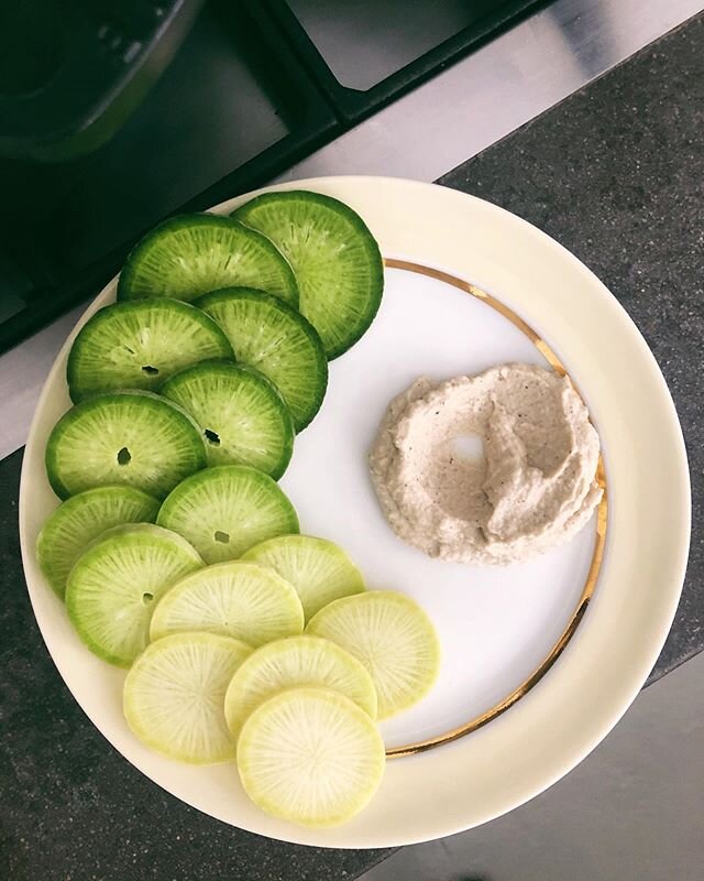 confinement snack styling. monday is the first day we&rsquo;ll be able to go outside without a signed and timestamped attestation. both a relief and a bit scary simultaneously. restaurants, bars and cafes in paris have to wait until the end of may fo