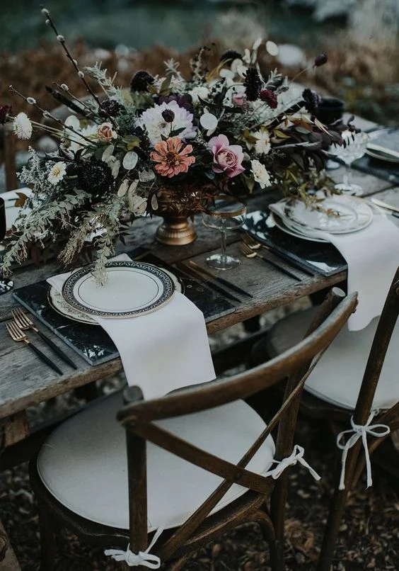 https://www.weddingomania.com/moody-dark-summer-wedding-ideas/pictures/74171/