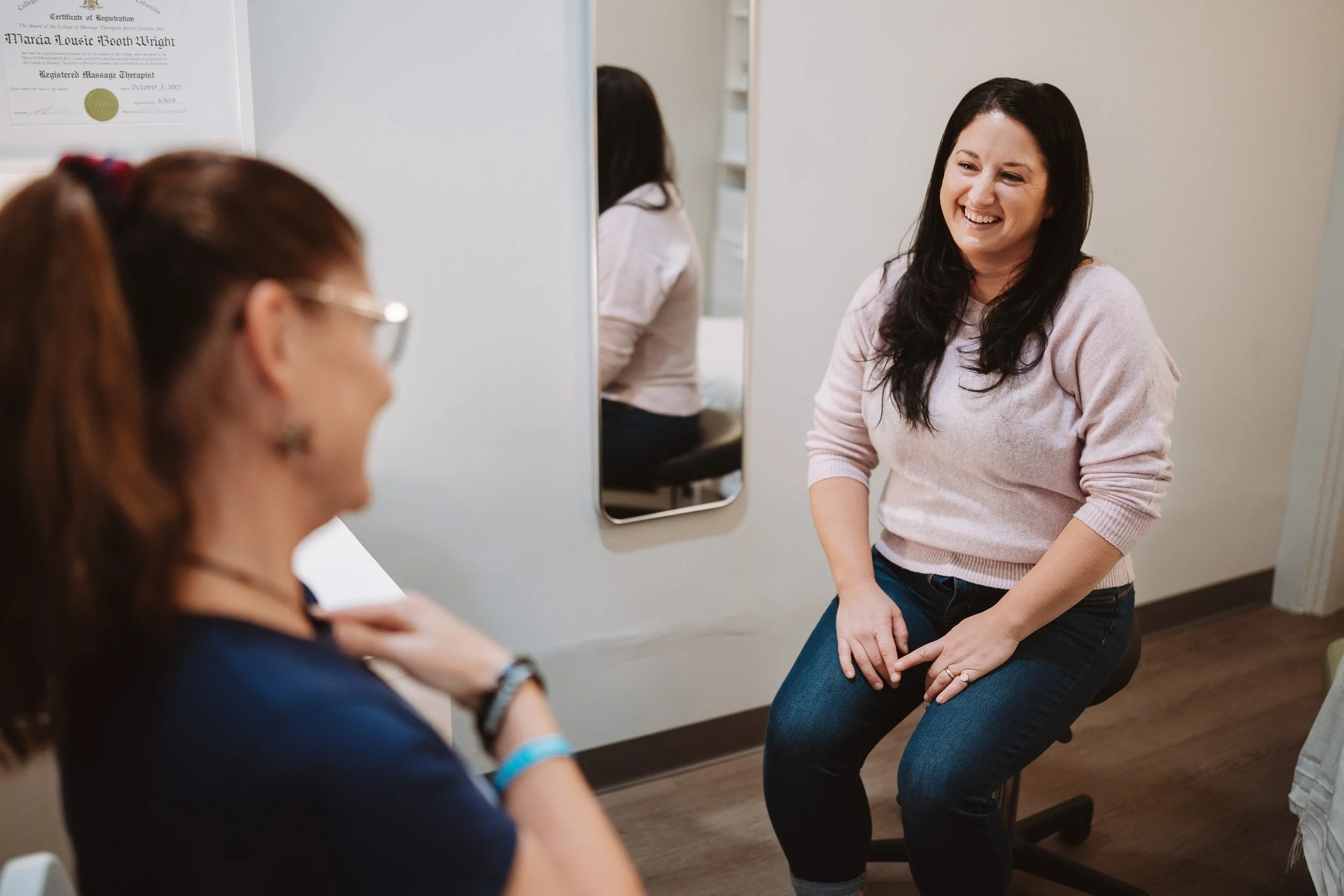 Marcy Reoch, RMT conducting an in clinic assessment